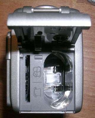 Yakumo mega image 67x - 
аккумуляторный отсек и 
гнездо для SD-карты